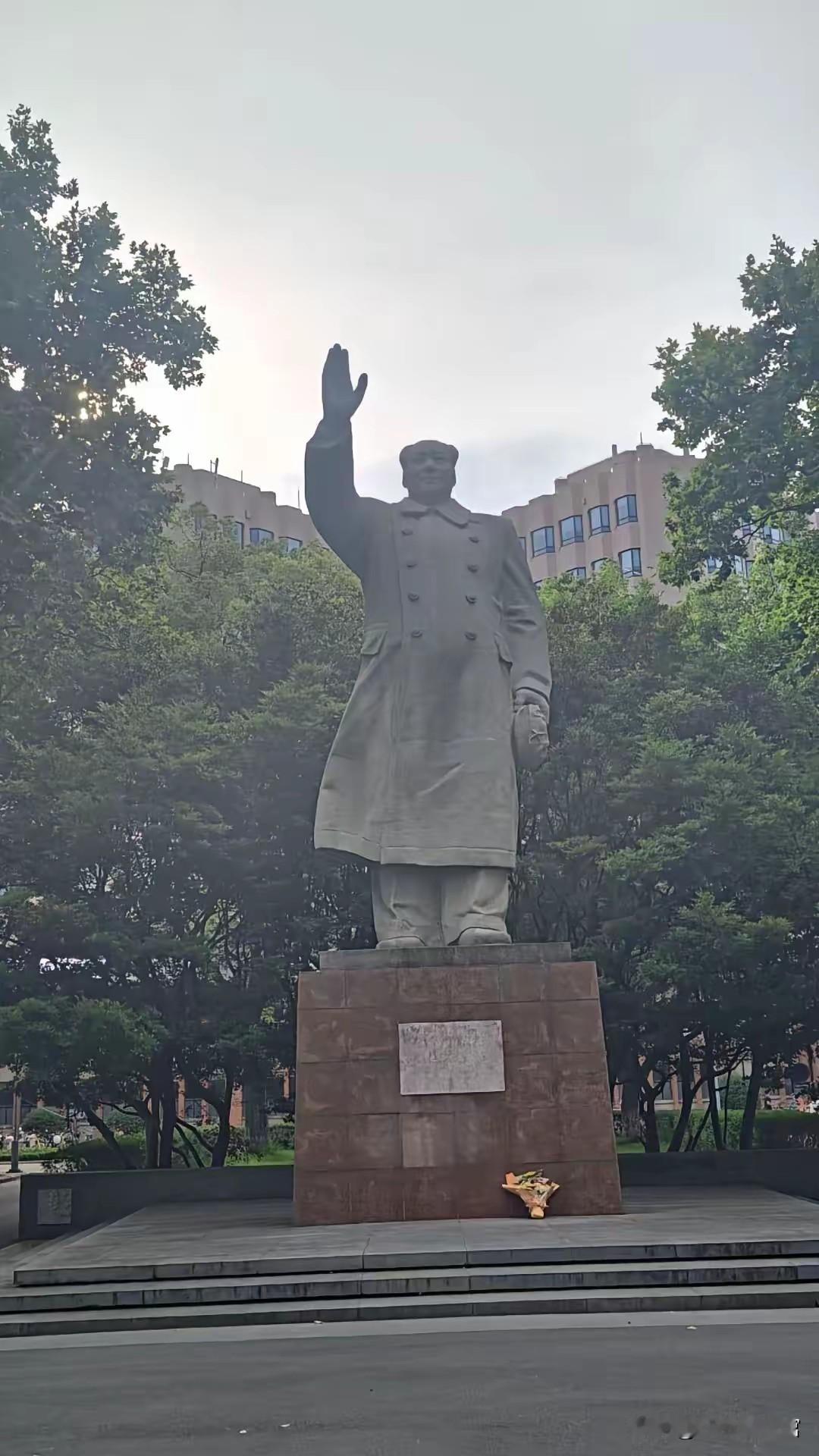全国各大学里面的毛主席塑像