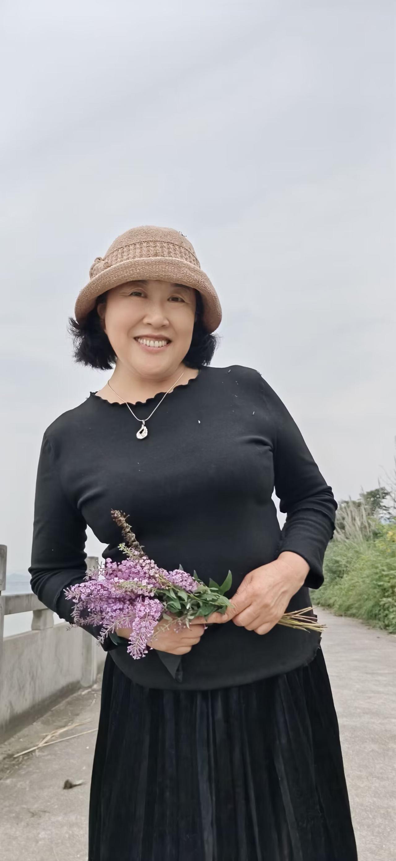 小时候，大家都说我长了一张国泰民安的脸，这辈子必定会幸福快乐一辈子。如今，说这些