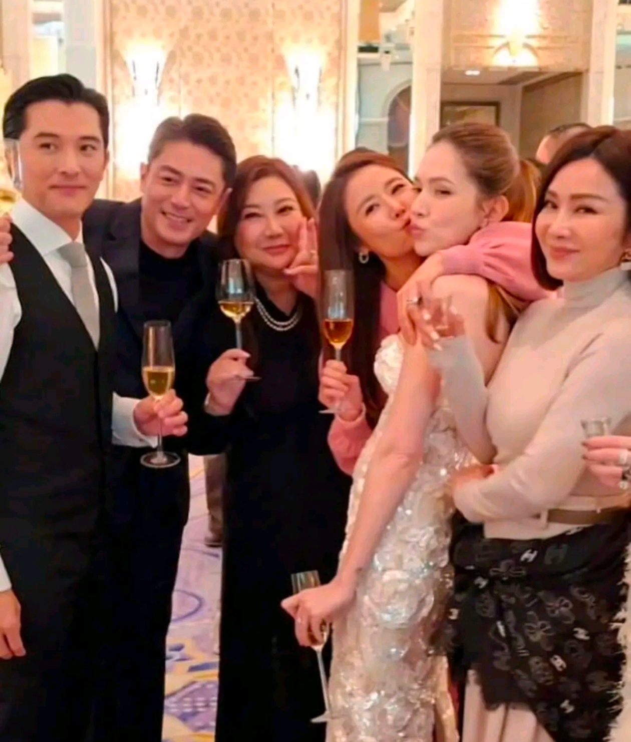 林心如在邱泽许玮甯婚礼光脚跳舞，下台后获霍建华亲吻，太恩爱了 