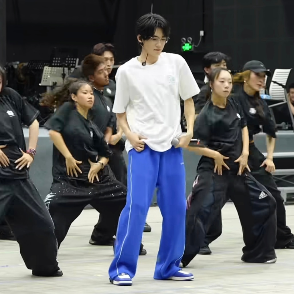 谁来懂一下 我感觉碗盆每次演唱会前都会超级回春。。。。状态好到爆炸。。。 