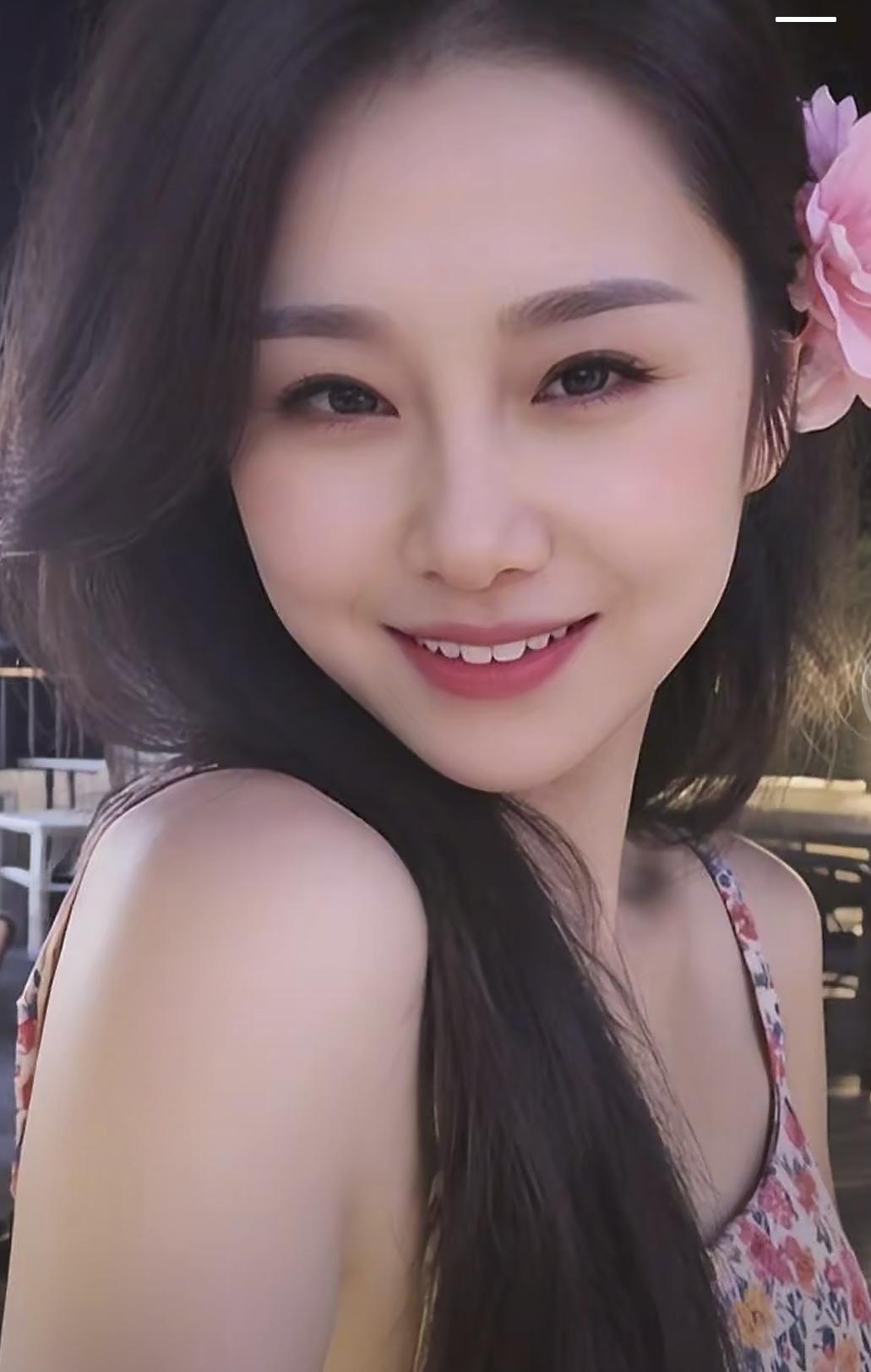 跟她有十多年不联系了，不是淡了远了，而是因为，没有合适的身份陪伴，没有合适的理由