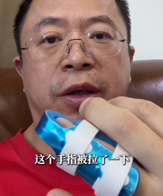 周鸿祎参加《快乐向前冲》抓住了绳子但还是掉下来了，网友问：是不是因为手指被夹了，