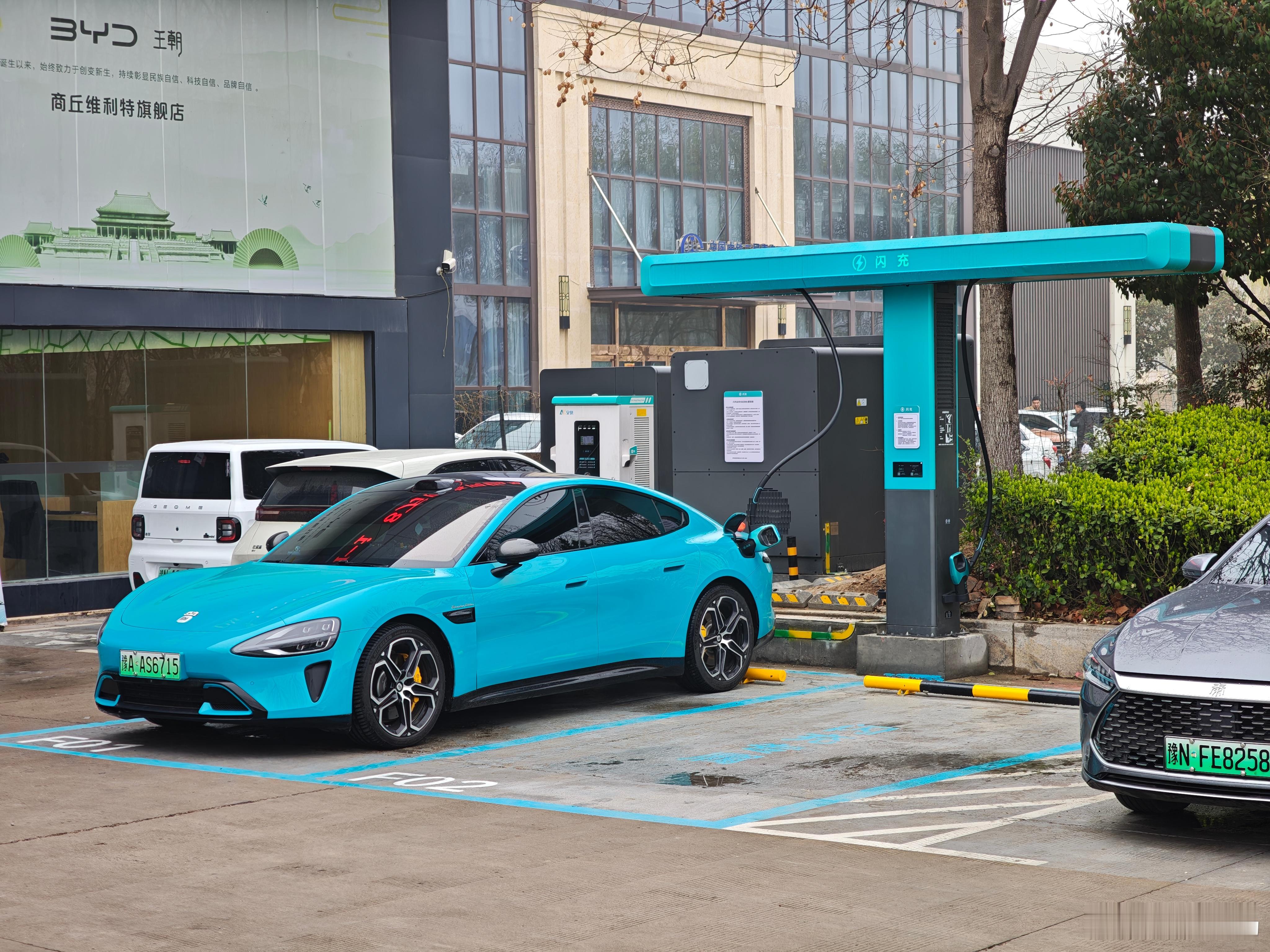 小米SU7吃上比亚迪的闪充了，比亚迪这波闪充桩的覆盖，真的是必须得点个赞。