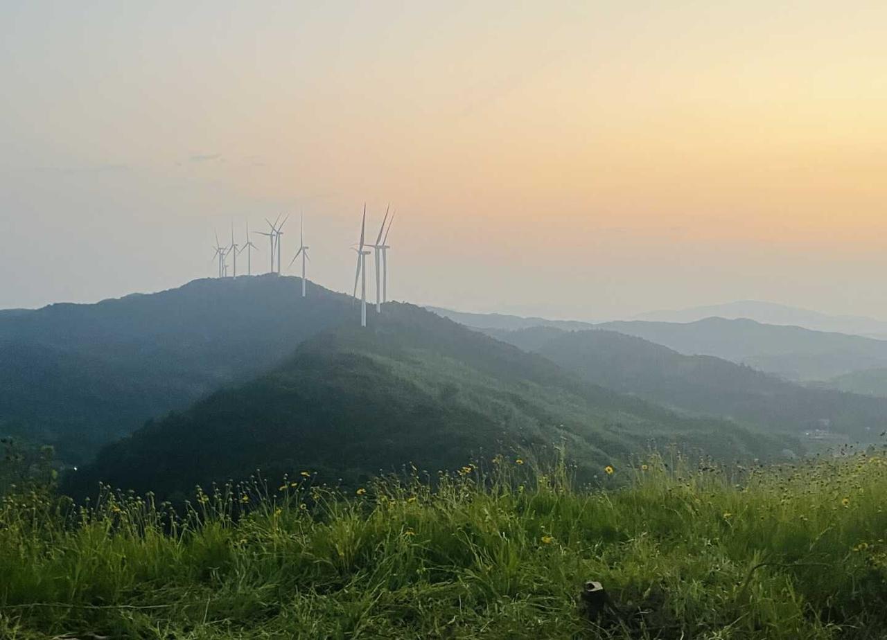 宁乡罗仙寨风电场上山看日落露营攻略
现在可以直接开车上去到大风车脚下，导航古佛盘
