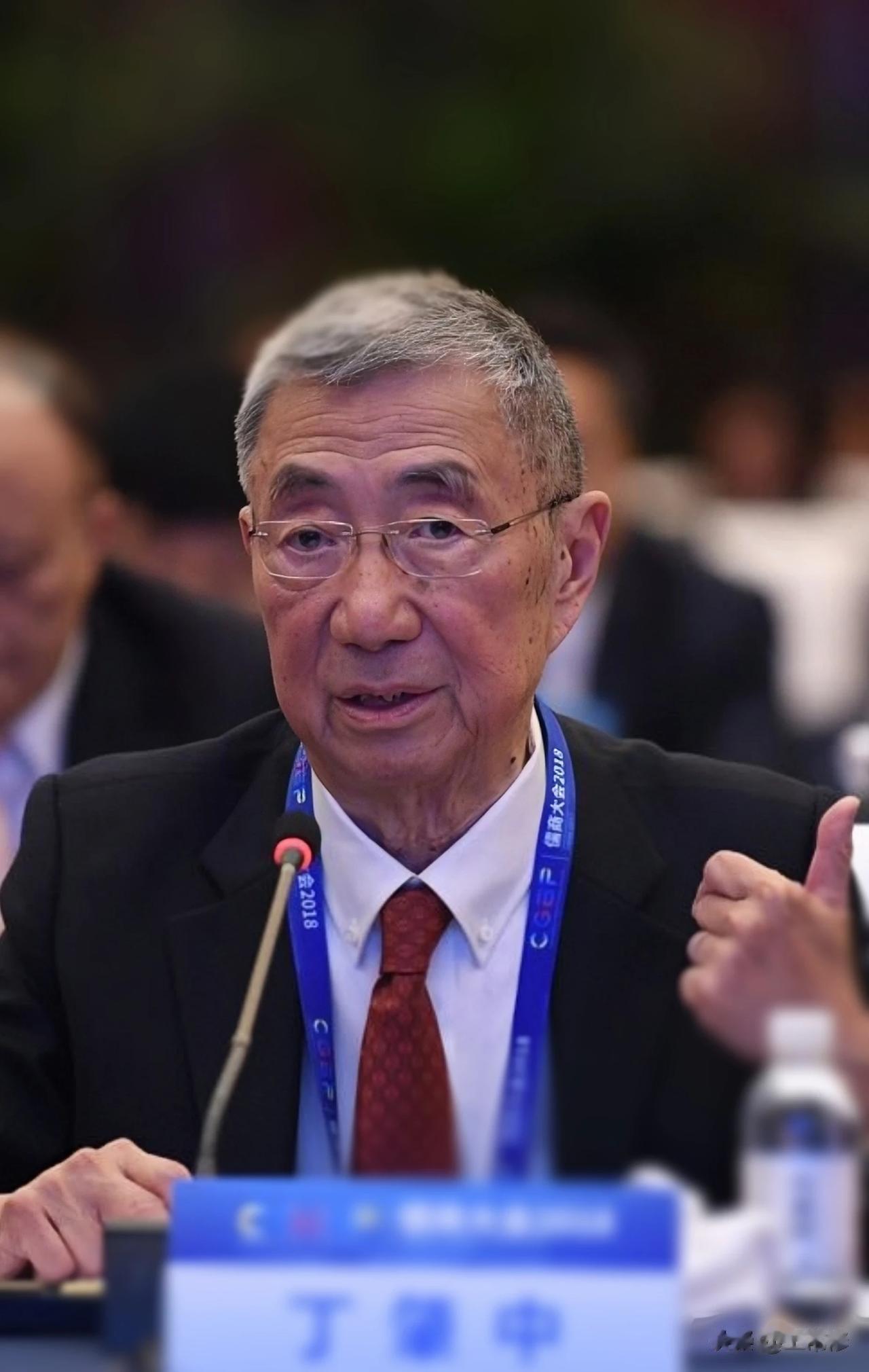 中科院院士丁肇中，到南京某大学演讲，一个男生问:丁教授，您觉得在太空中能找到暗物
