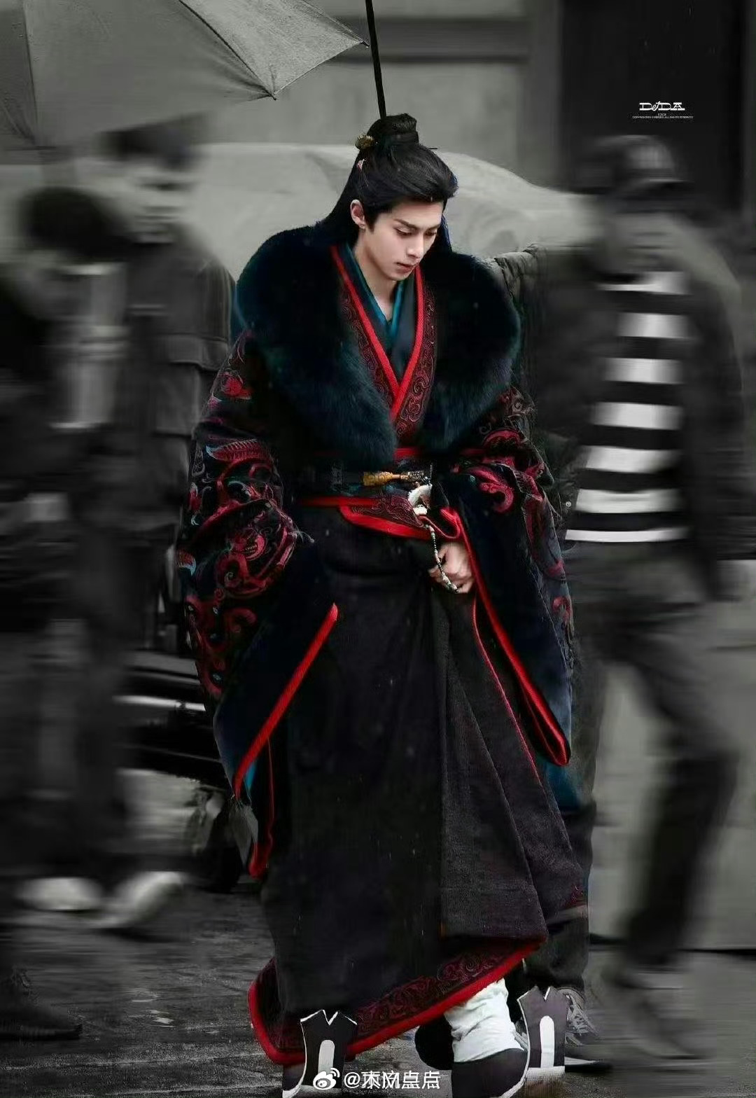 有网友问是不是后面的古偶将军都不能拍了，看起来都有点粉底液将军的嫌疑。毕竟内娱古