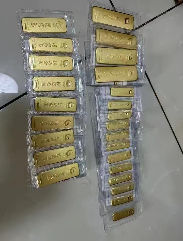 今天的金价一出来，
我感觉自己血压都飙升了！
​7月17日，金价从880一克跌到
