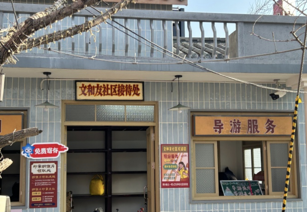 被长沙跨年暖到了 长沙的浪漫，是文和友门口装满光的巨型暖水壶，放在跨年的人潮里。