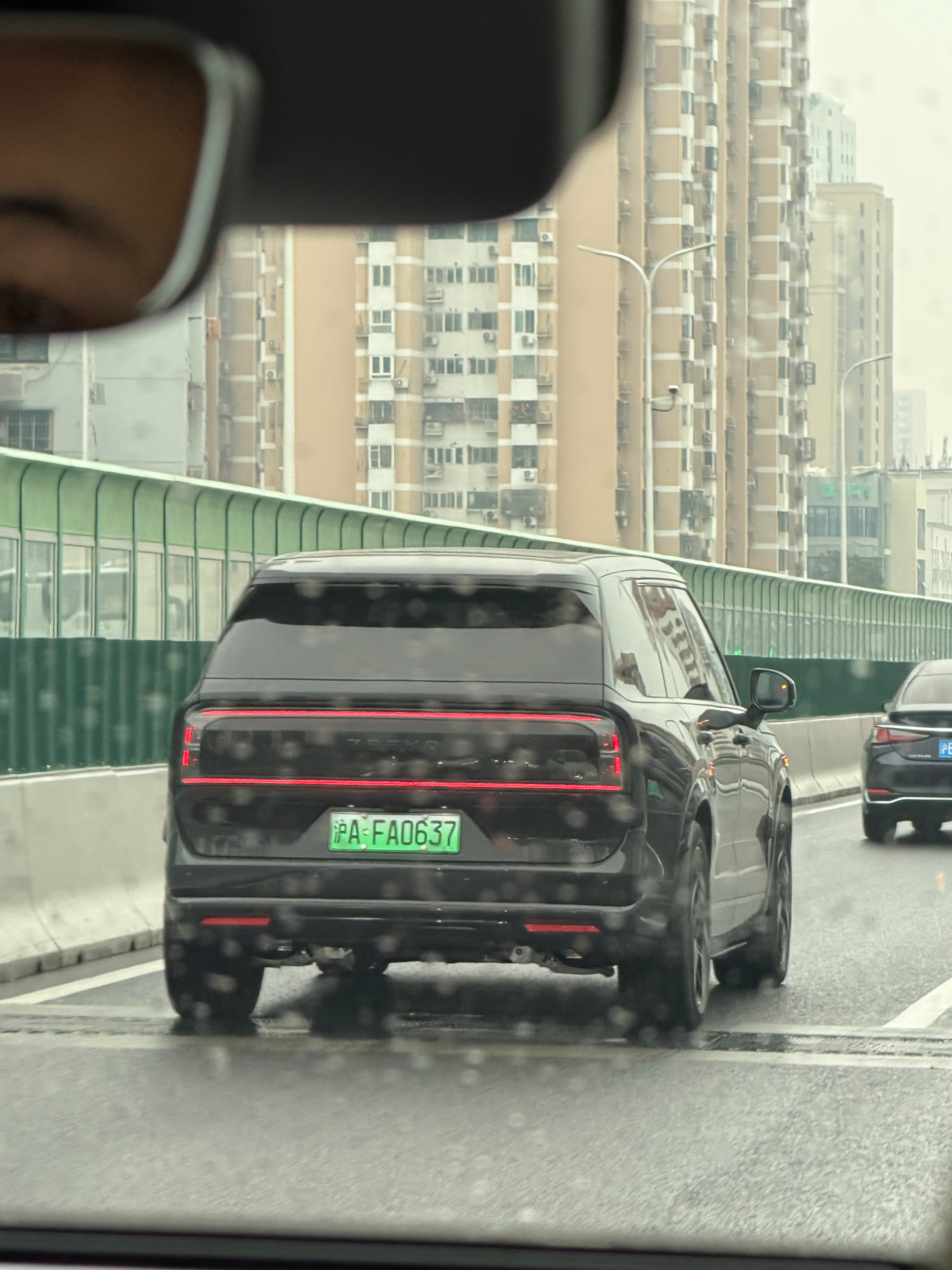 买什么白色啊，黑色多好看，虎虎的 上海·谈家桥路85弄小区