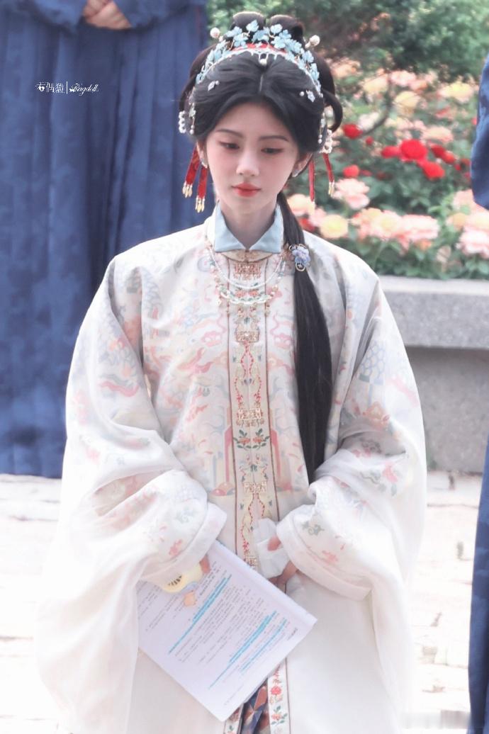 鞠婧祎苏绿夏明制妆造鞠婧祎明制妆造本以为明制很难驾驭，鞠婧祎苏绿夏这套妆造直接打