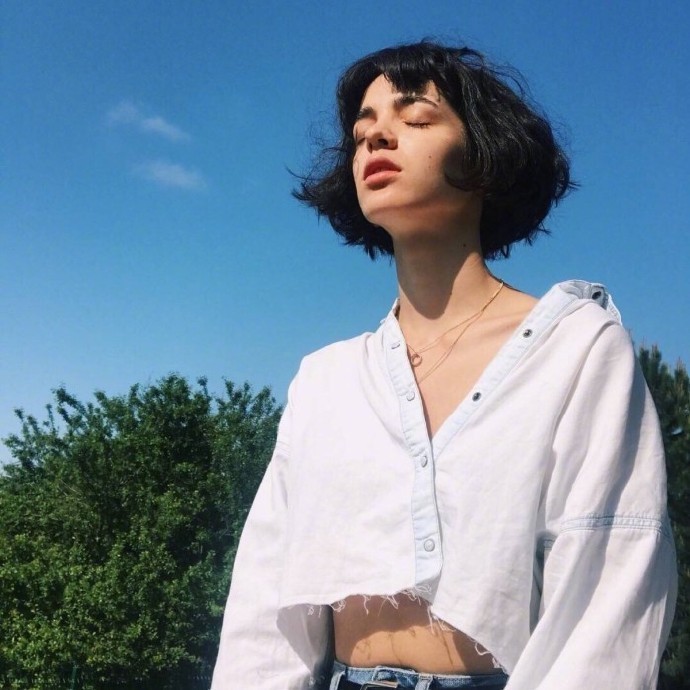 “  成年人的生活啊，除了发胖和掉头发，别的都不容易。             