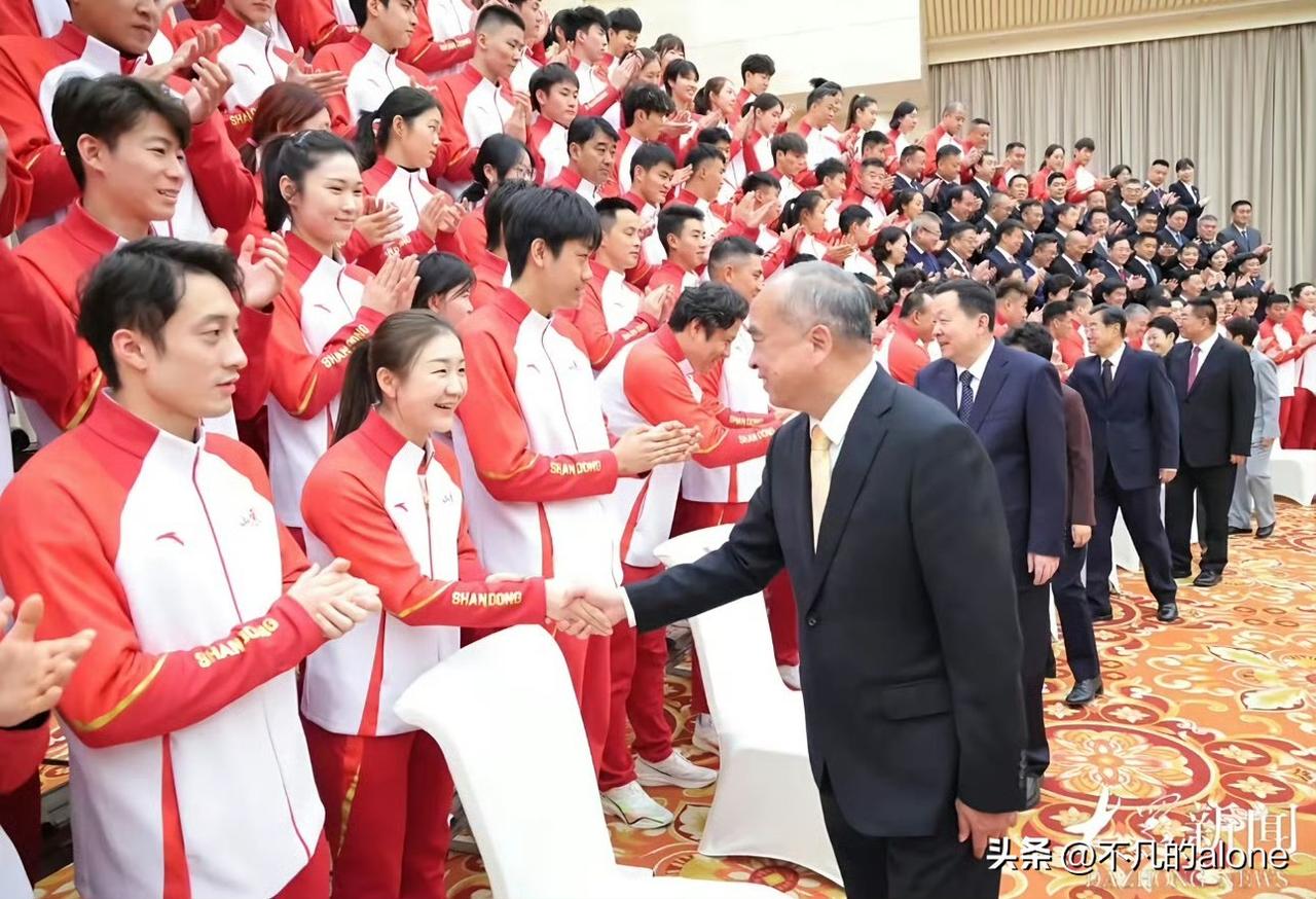 12月2日，陈梦、练俊杰、张展硕等运动员参加山东省表彰大会，大梦站在第一排C位，
