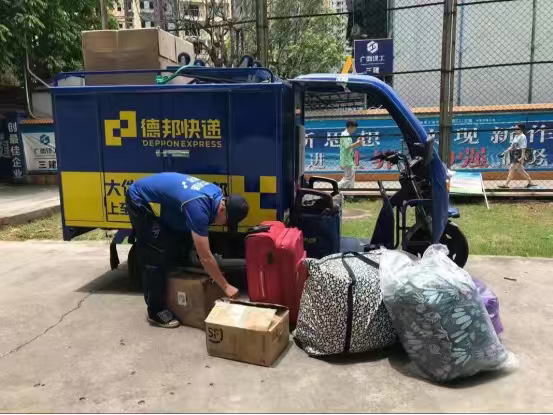 家人们谁懂啊！带娃冲哈尔滨看冰雪，回程行李多到崩溃，还好有德邦快递！酒店下单10