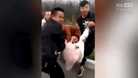 如此羞辱伴娘，分明就是耍流氓。几个猥琐大男人，强行把伴娘抬到轿车的引擎盖上，当众