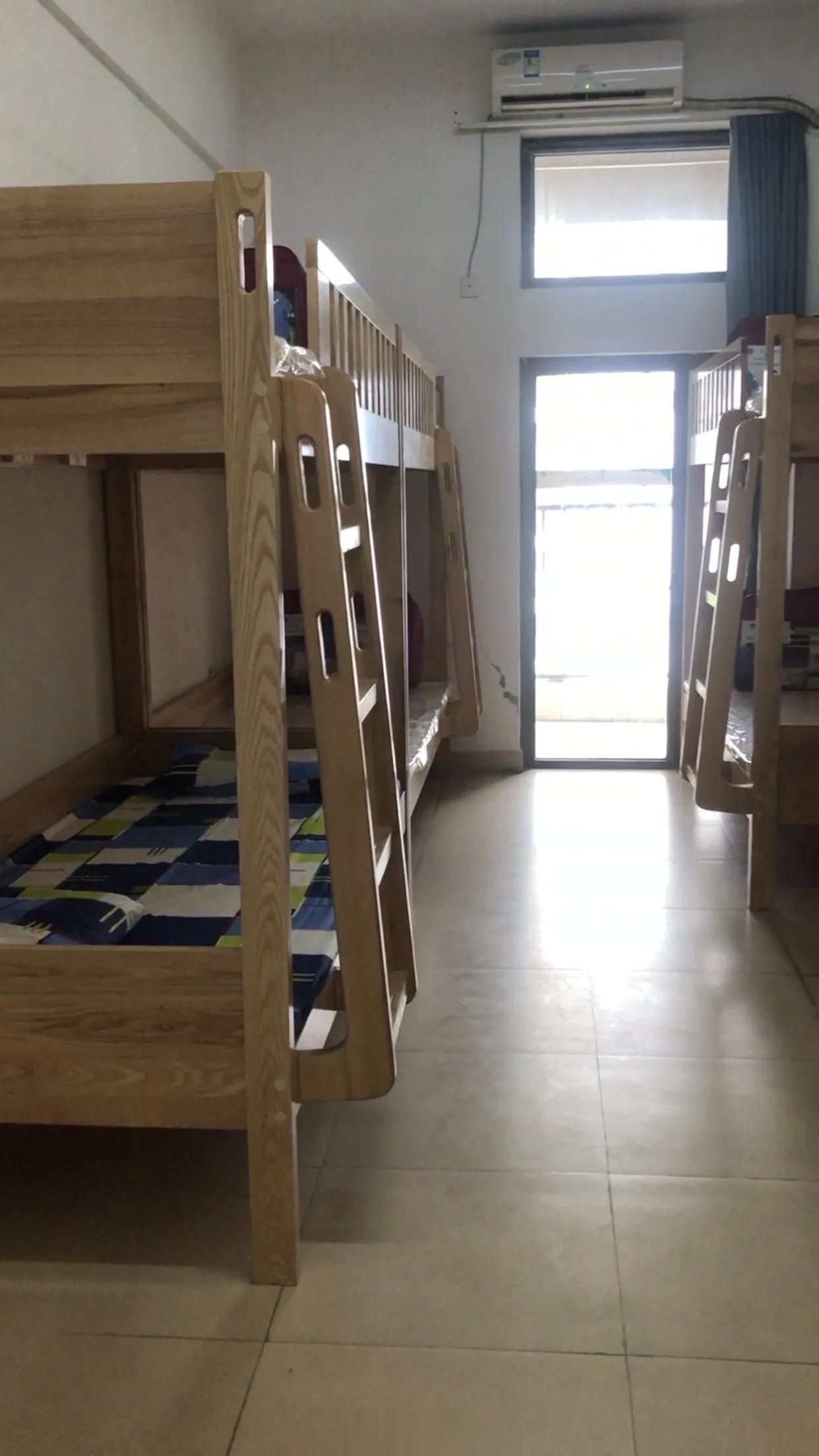 深圳某高中，今天开学参观男生宿舍。看起来比广西那个中专干净多了。[允悲] ​​​
