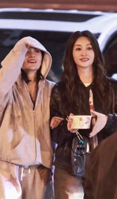 谢娜李小冉回应不和传闻当《乘风 2026》初见面直播的镜头对准谢娜和李小冉时，一