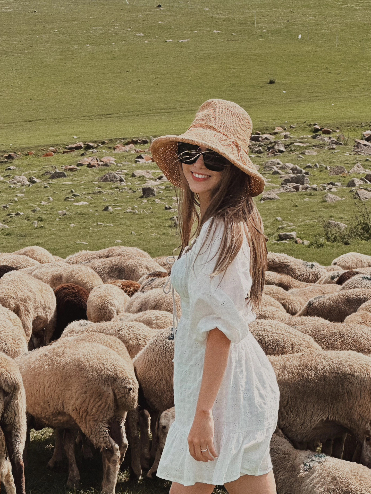 #昆凌[超话]# 小红薯更新：藍天、草原和小🐑來感受內蒙古的草原啦😊🤭風景