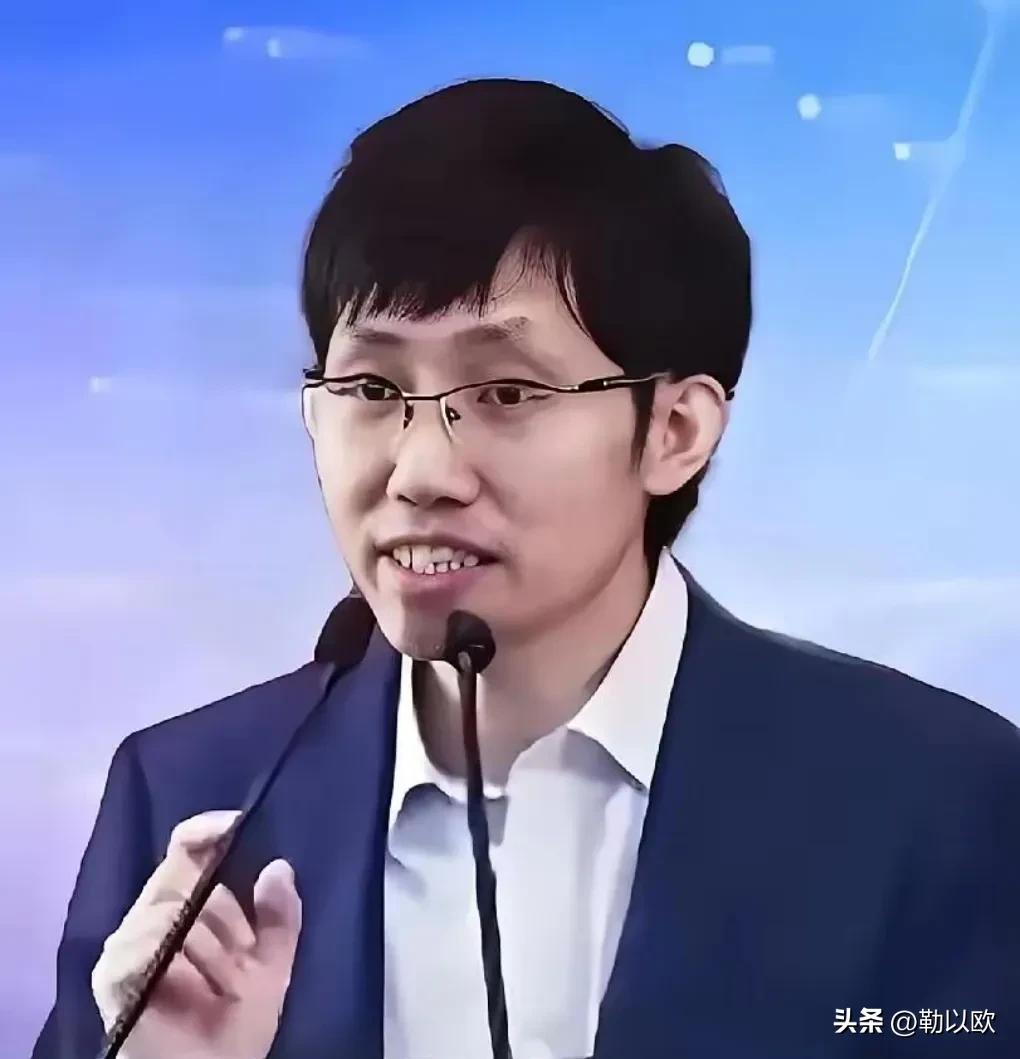 访谈节目中，梁文锋说，英伟达显卡也没那么伟大，只要招够一群合适的人才也就突破了。