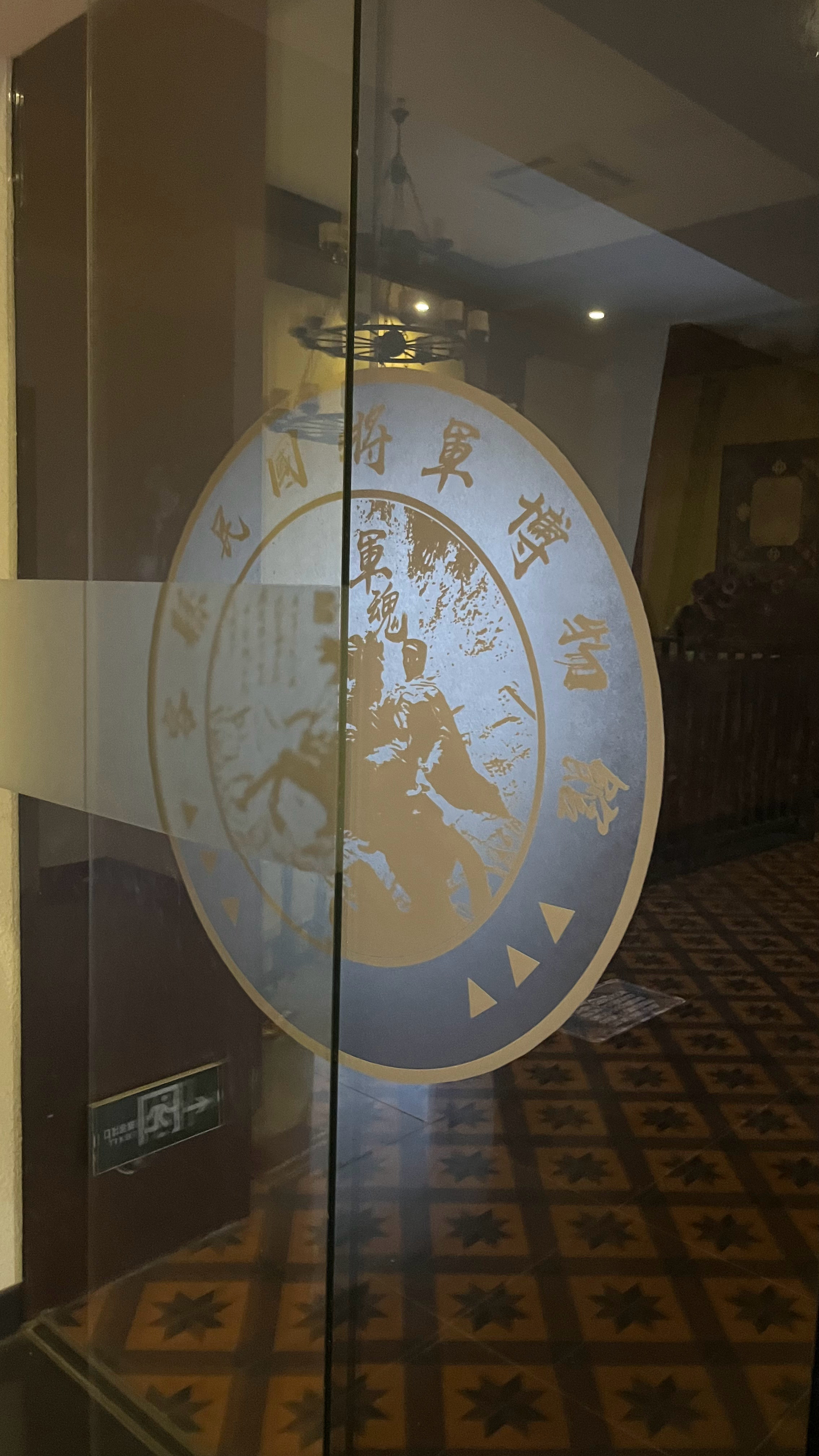 你能不能上个电我真服了！！到三楼进门口还有个鬼子吓我一跳啊啊啊啊啊啊晚上打个电话