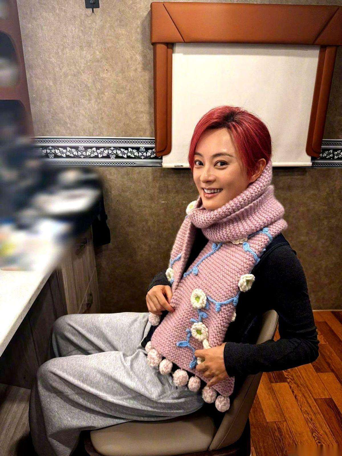 孙俪给女儿过生日这事儿，本来没什么。
但看到礼物分工，我画面感一下就来了。一条围