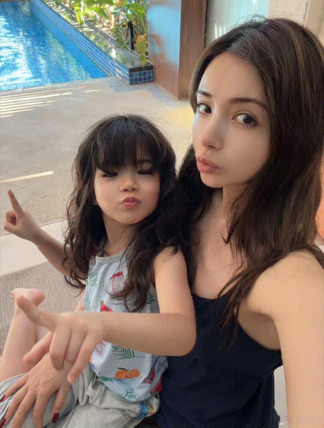 麦迪娜女儿越来越像姜潮了基因太强大了！艾米丽这大眼睛高鼻梁，简直和爸爸一个模子刻