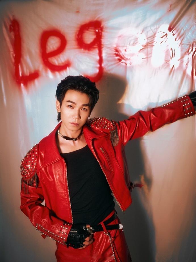 白举纲摇滚音引爆舞台预警  白举纲以摇滚之音为号角，吹响了舞台的激情篇章。那身鲜