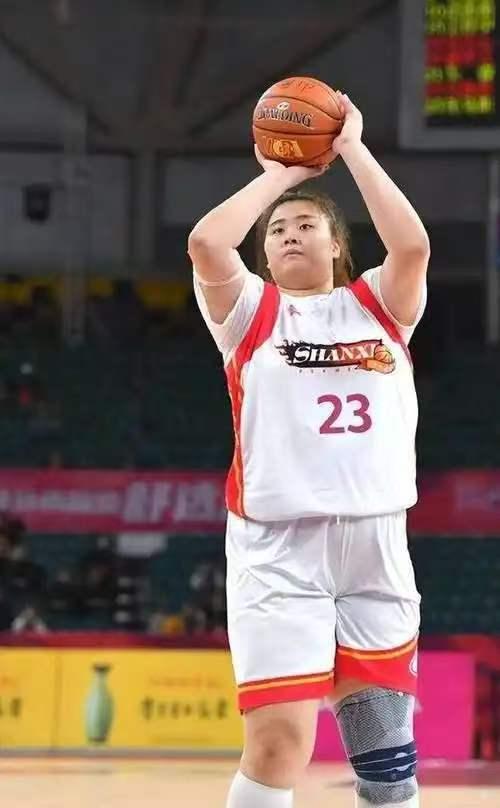 中国女篮大中锋大宝贝上场，刘禹彤进攻极其强悍！内线力量足，背身强攻、勾手与补篮都