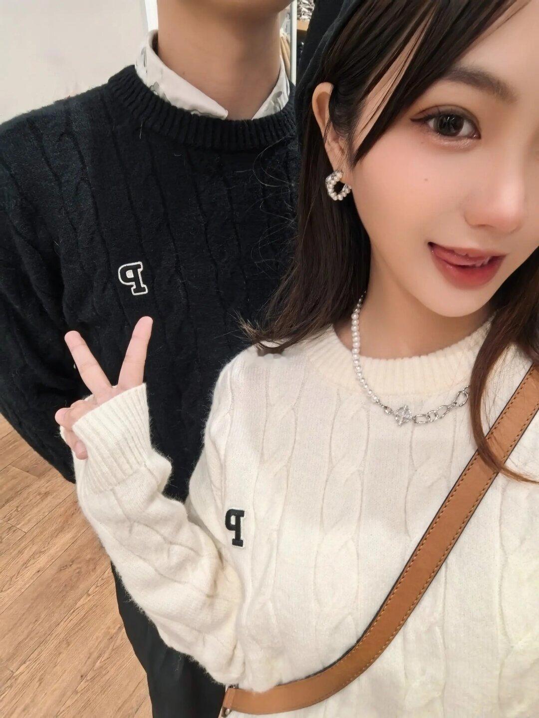 和他的第一套正儿八经情侣装。