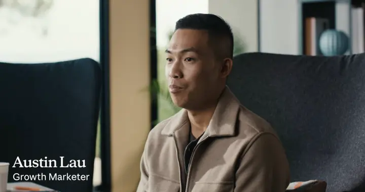 一个不会写代码的人，独自扛住了Anthropic十个月的全部增长营销