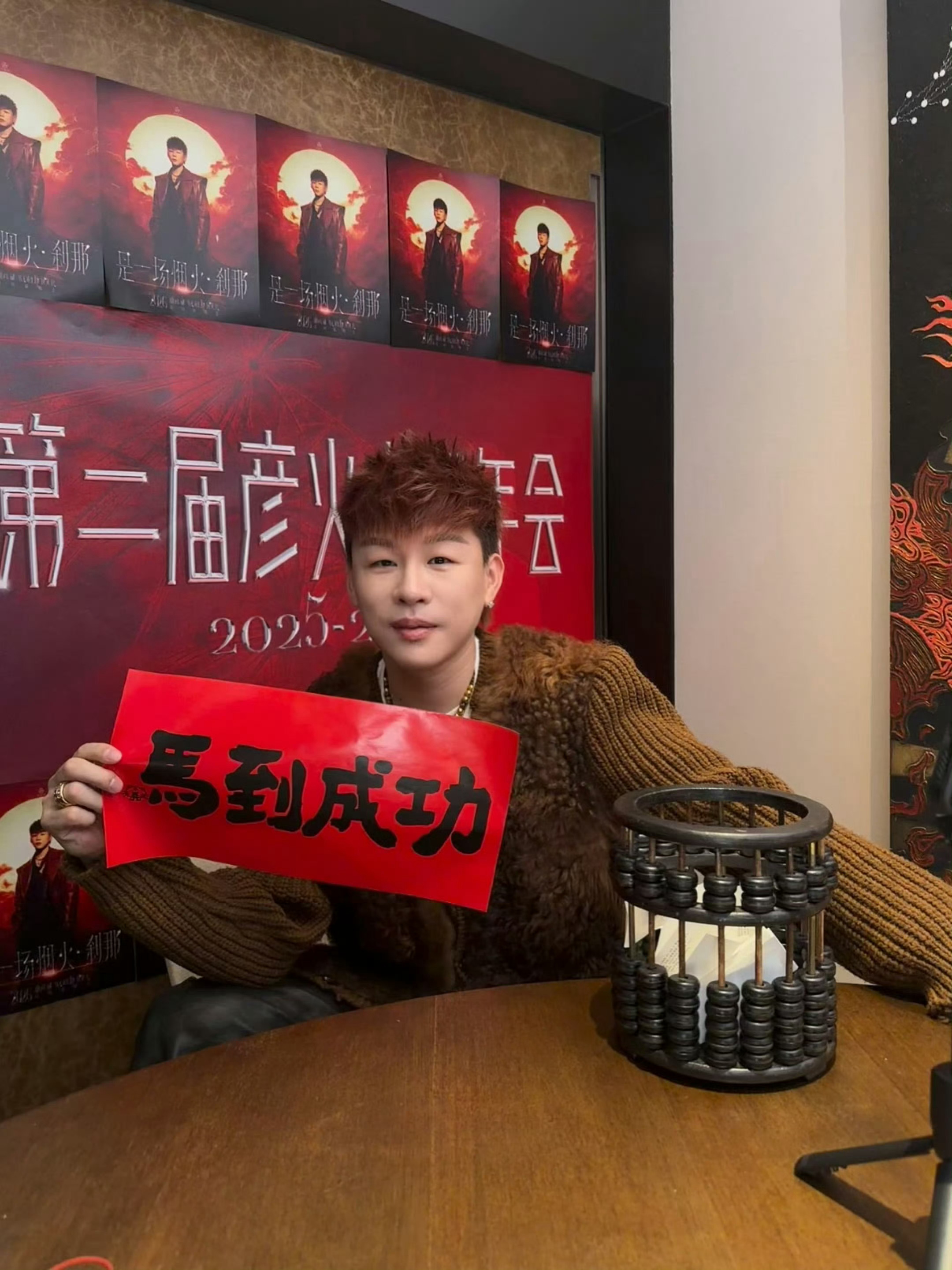 胡彦斌发长文回应给粉丝颁奖胡彦斌回应给粉丝颁奖5日凌晨，胡彦斌发长文回应在“彦火