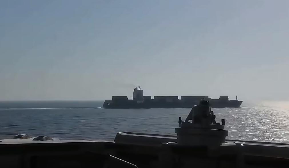 近日一艘美国军舰向一艘伊朗货船开火。美军“斯普鲁恩斯”号驱逐舰接到开火命令，使用