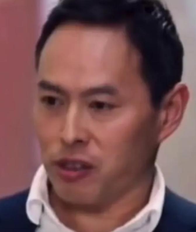 澳大利亚著名的反华教授李约翰，在节目中发表自己的反华观点时，主持人突然对他说，如