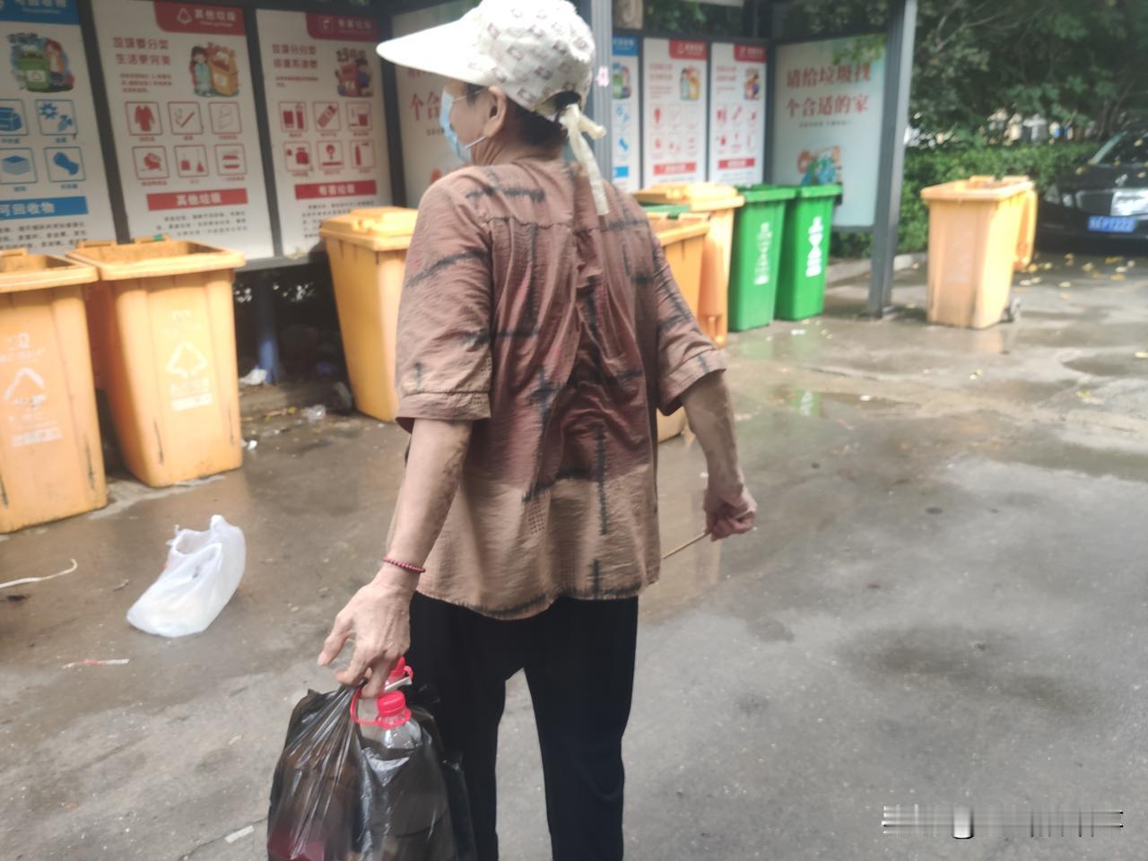 七旬老太冒高温捡拾的废品被人偷了，老太太还替偷她的人考虑:“有监控查出来不好看！