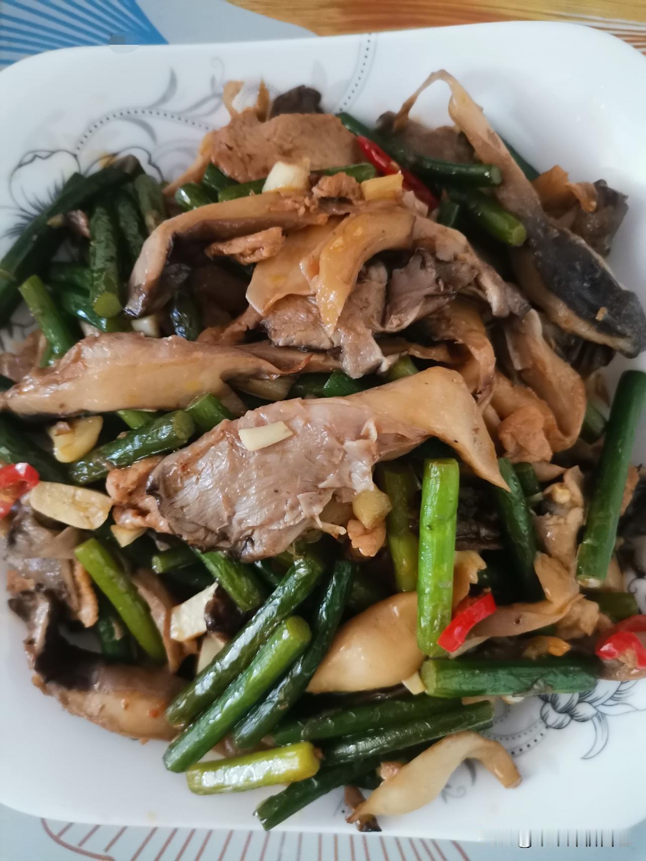 午饭做了肉炒平菇，加了些蒜薹做配菜，这个版本娃娃在我哥家吃过，她觉得还不错，我也