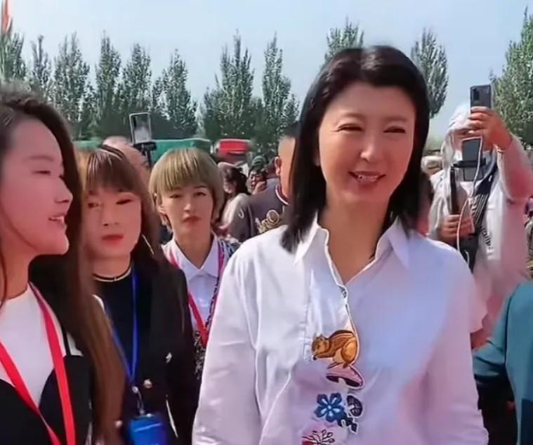 闫学晶回不回来是她的事，买不买她代言的产品是我的事。
 
别人怎样管不了，只能管