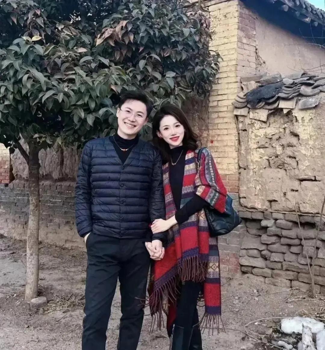 瞧瞧这夫妻俩，‌多恩爱‌‌啊！‏‍⁠男的长⁠‎‏得‎阳光帅气，女的‏高‏‍‌挑又