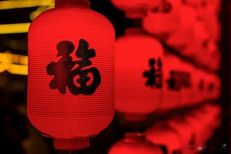 岁末的归乡潮悄然涌动，人们不再执着于表面的热闹繁华，转而追寻心灵深处的宁静与充实