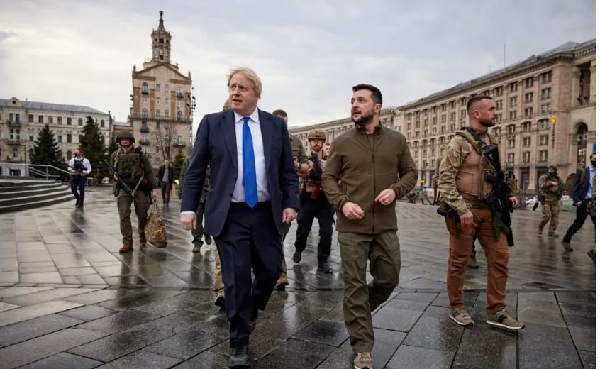 乌克兰的“关键一课”
这段时间，乌克兰的处境可以说是“卡在喉咙里上不去下不来”。