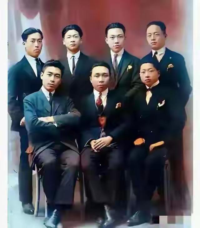 你得看看这张照片——1921年，法国巴黎，一个23岁的中国青年。眉眼清秀，眼神特