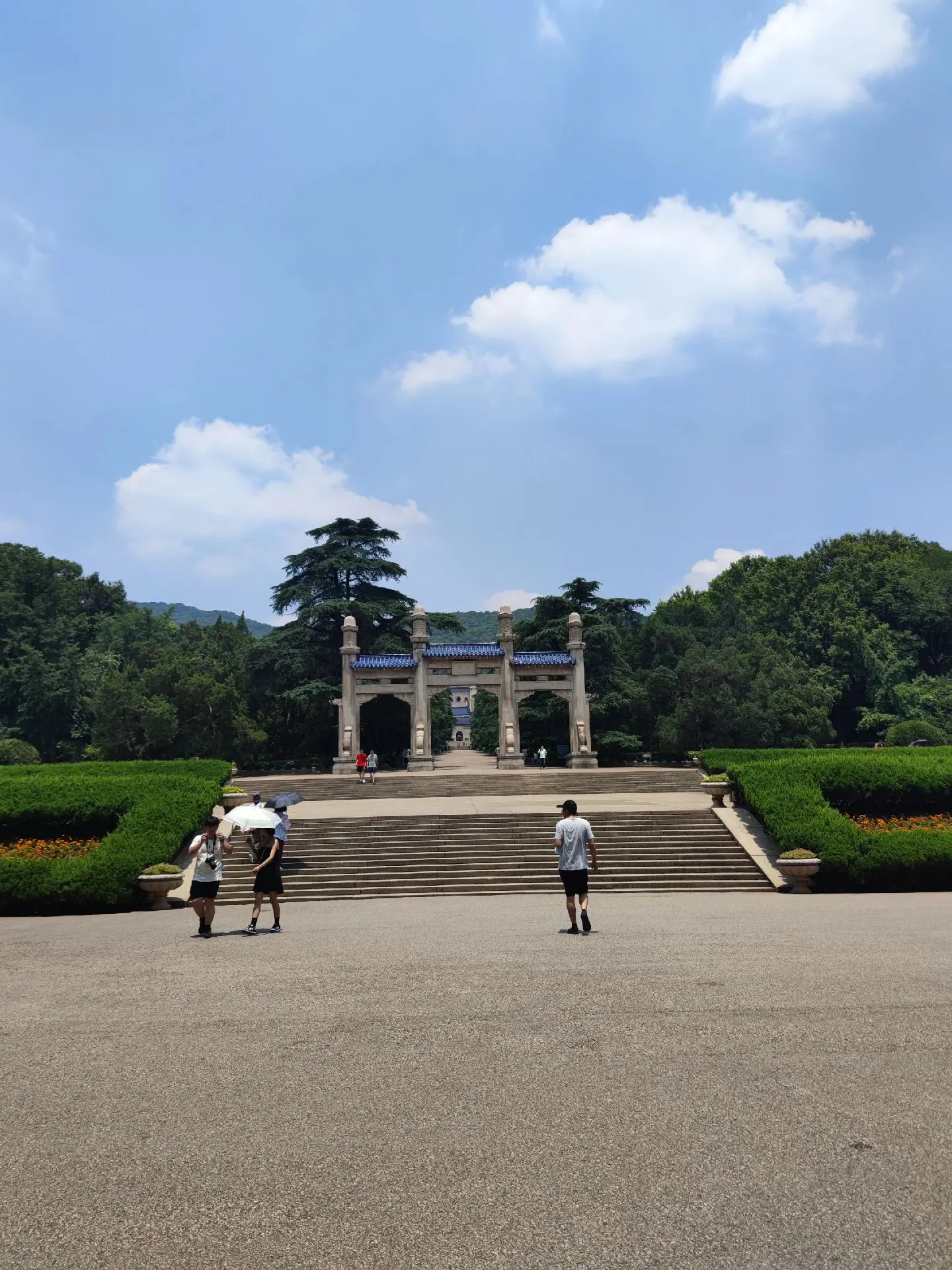 南京中山陵。中山陵位于江苏省南京市玄武区紫金山南麓钟山风景名胜区内，是中国近代伟大的民主革命先行者孙中山先生的陵寝及其附属纪念建筑群，陵寝面积8万余平方米，于1926年春动工，至1929年夏建成。中山陵前临平川，背拥青嶂，东毗灵谷寺，西邻明孝陵，整个建筑群依山势而建，由南往北沿中轴线逐渐升高，主要建筑有博爱坊、墓道、陵门、石阶、碑亭、祭堂和墓室等，排列在一条中轴线上，体现了中国传统建筑的风格，从空中往下看，像一座平卧在绿绒毯上的“自由钟”。中山陵建筑融汇中国古代与西方建筑之精华，庄严简朴，别创新格。