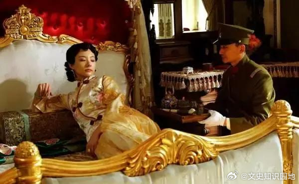 1946 年，吉林延吉的监狱中，一个浑身恶臭、瘦骨嶙峋的女人咽下了最后一口气。几