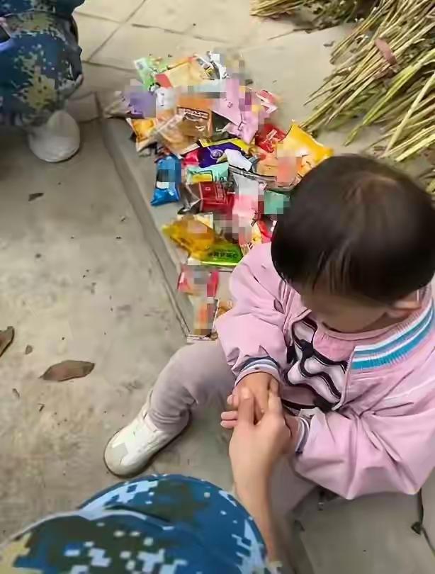 青春的自然，自然的清纯，一队军训大学生投喂小女孩的故事
有一首陕北民歌我比较喜欢