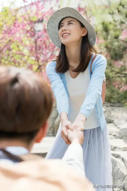 女人主动摸你，含义可不少。要是在日常社交里，她轻轻摸下你的手，可能就是简单的礼节