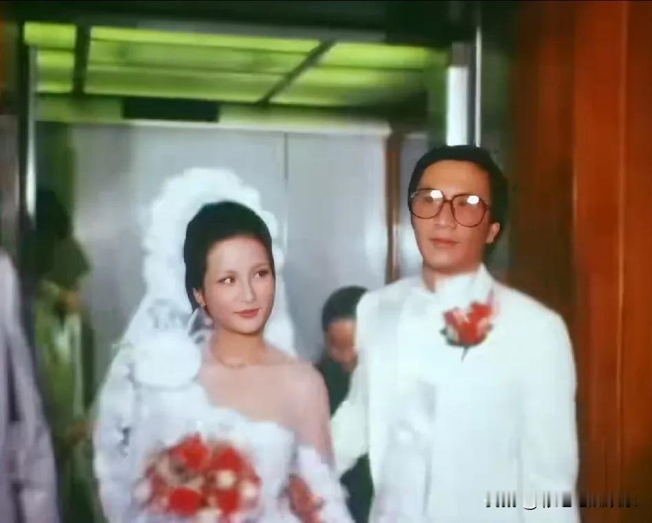 这是谢霆锋父母的婚礼，1979年，43岁的谢贤娶了28岁的狄波拉，抱得美人归让人