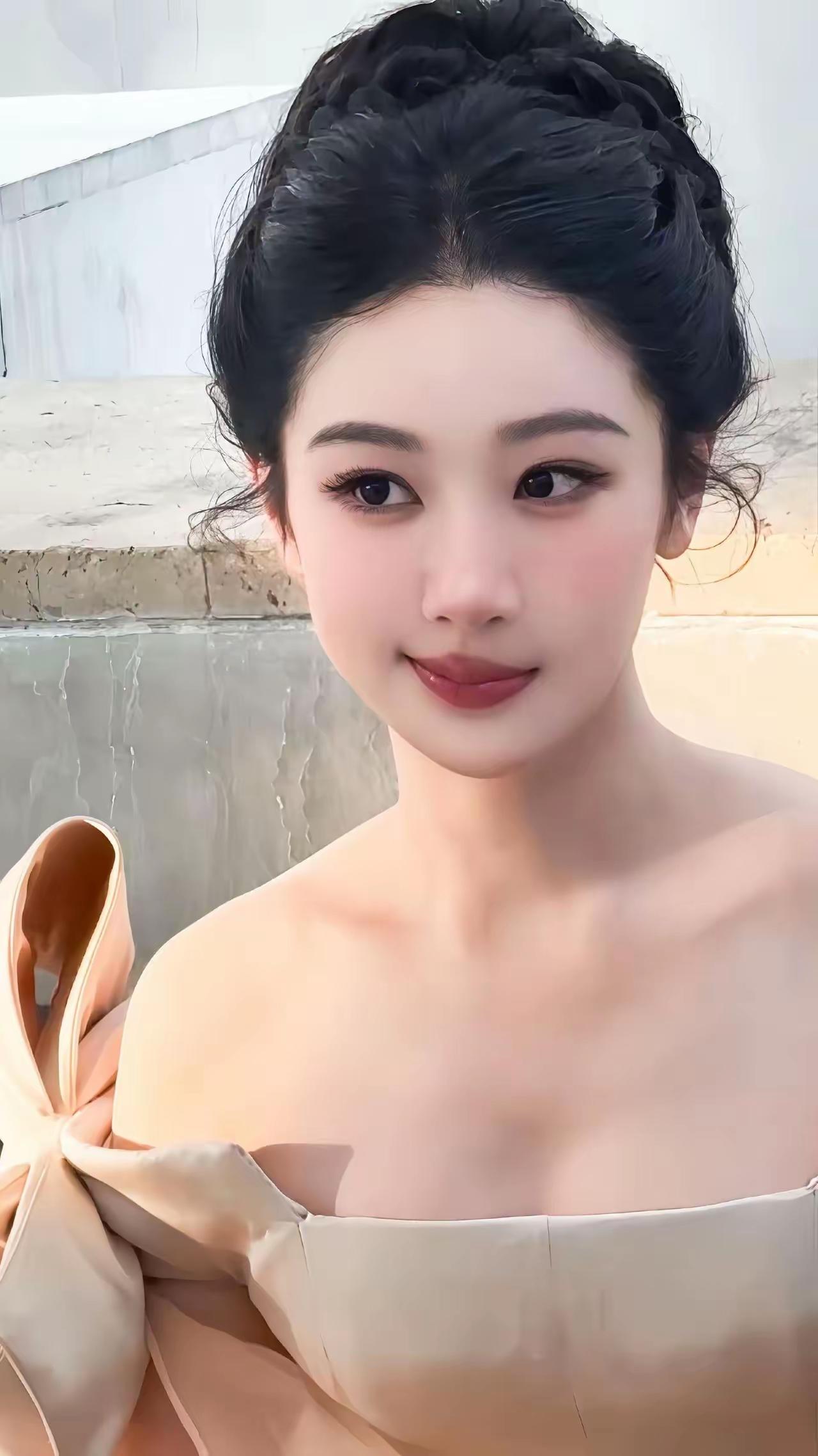 杨紫
漂亮，可爱，就是没有女人味儿
好像长不大的孩子[捂脸]