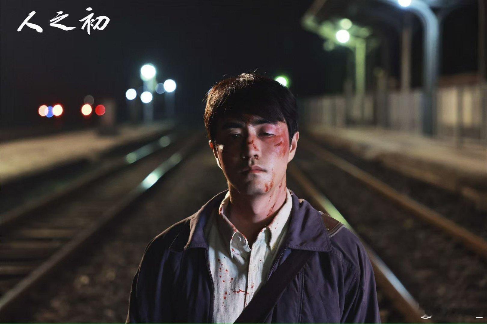 杨文远 用玩具剑对抗世界的傻子 杨玏演活执拗诗人！高举“醒来”标牌硬刚不公，如堂