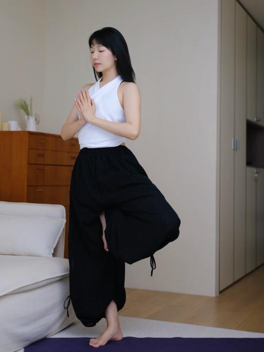 她站在那里 不声不响却自带磁场