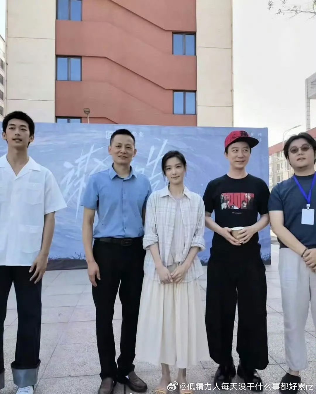 方脸阔鼻平时是捏秀气脸、P窄鼻子但是电影开机只是囫囵试图修柔和一下方脸和五官的P