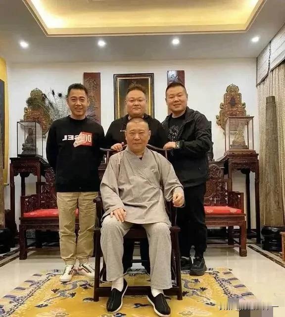 一看老郭这椅子就不是量身定做的[捂脸]