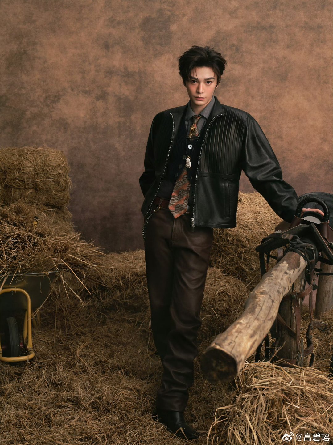 男明星微博之夜造型出图微博之夜刚出图就翻车，丁禹兮邓为的腮红太抢镜，像刚冲桑拿没